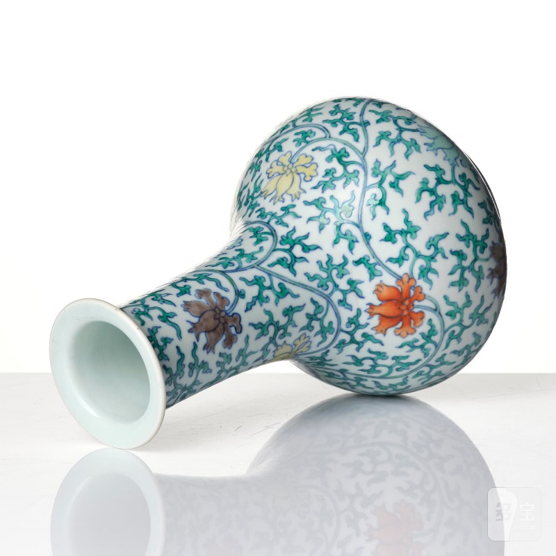 A Ming-style doucai vase, - 图5